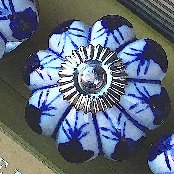 INSTANT FURNITURE UPDATE KNOBS PULLS NAVY WHITE PORCELAIN SILVER SET OF 4 NEW - Picture 2 of 7